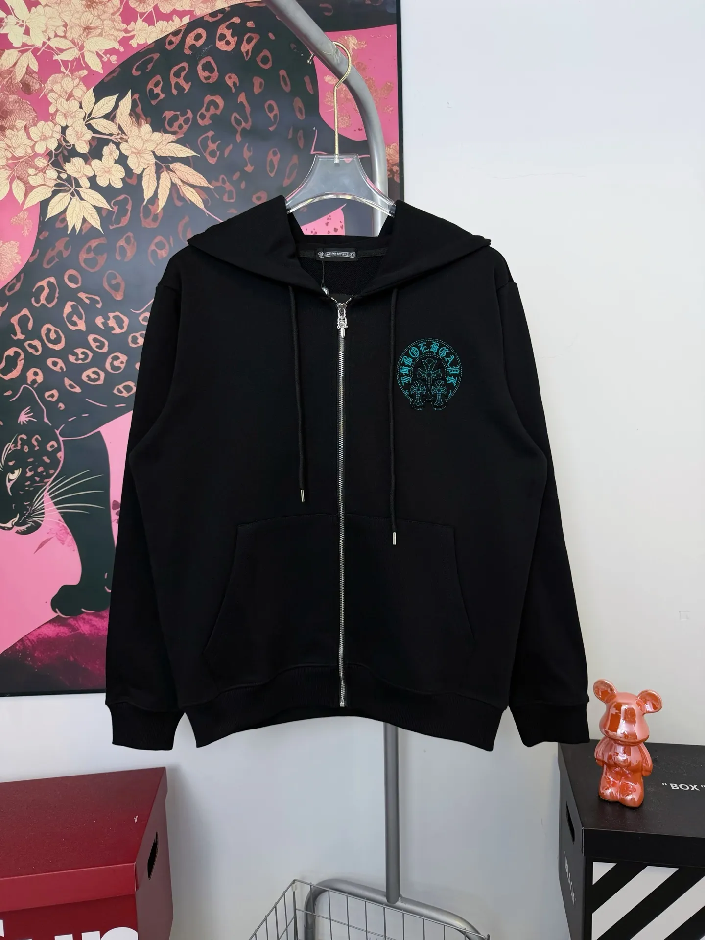 P320 Chrome Hearts large label embroidered hooded jacket ChromeHearts counter, made of 430g double-strand double yarn pure cotton terry fabric, original custom hardware zipper, details restored in place, very textured on the handle, three-dimensional and atmospheric, versatile and easy to wear in autumn, simple and elegant, using os version The upper body effect is very good, suitable for all body types, soft and comfortable, CH Sanskrit embroidered letters on the front ➕ Horseshoe Sanskrit large leather label on the back The small mark on the hem is the finishing touch. It is machine washable. It will not fade or deform. It has complete accessories. Original mold opening. Perfect restoration. ZP 2:1. Same style for men and women. Versatile and not picky. Size: s m l xl. Color: black